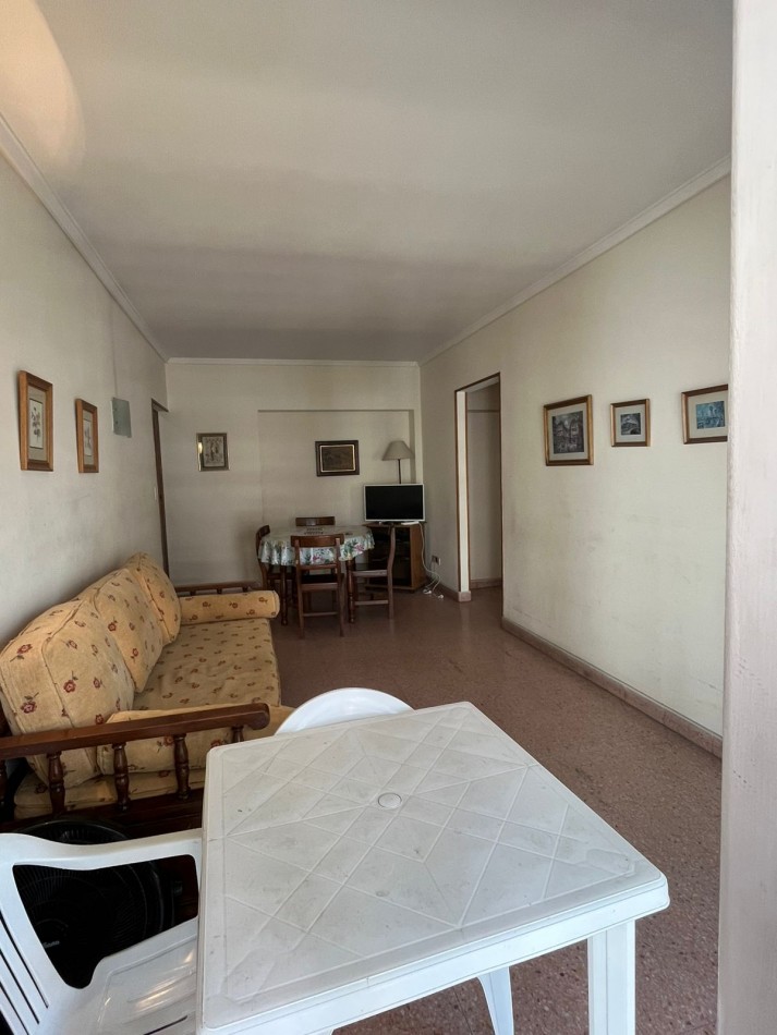 Departamento de dos ambientes con balcon corrido y vista al mar
