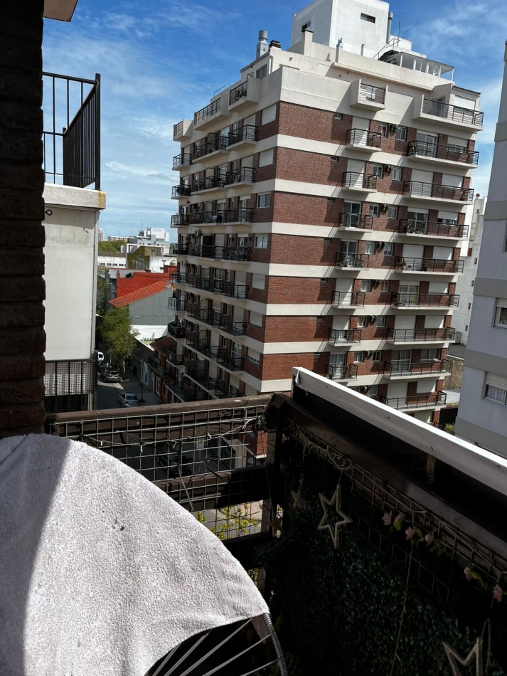 Espectacular departamento de tres ambientes con balcon a la calle en el macrocentro