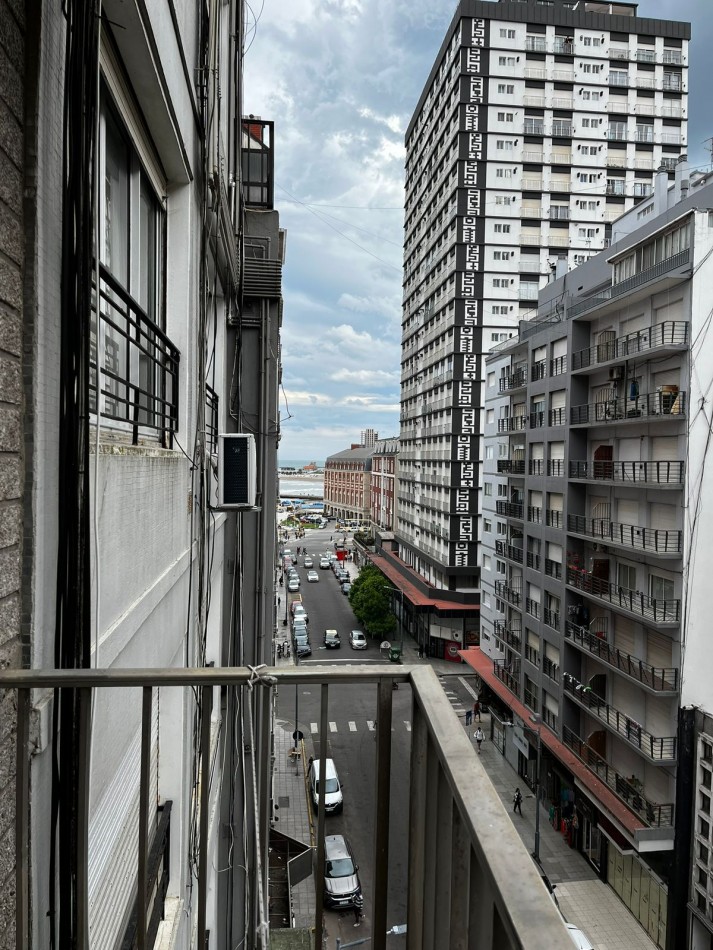 Oportunidad!!! departamento de dos ambientes con balcon y vista al mar en el centro