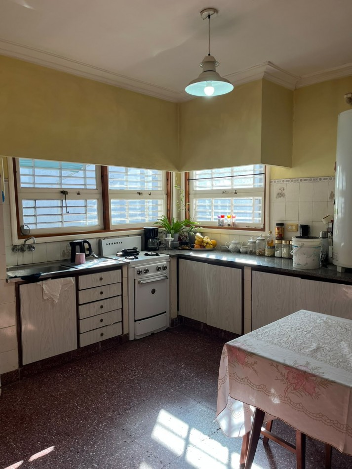 Espectacular Chalet de 5 ambientes en barrio San Carlos