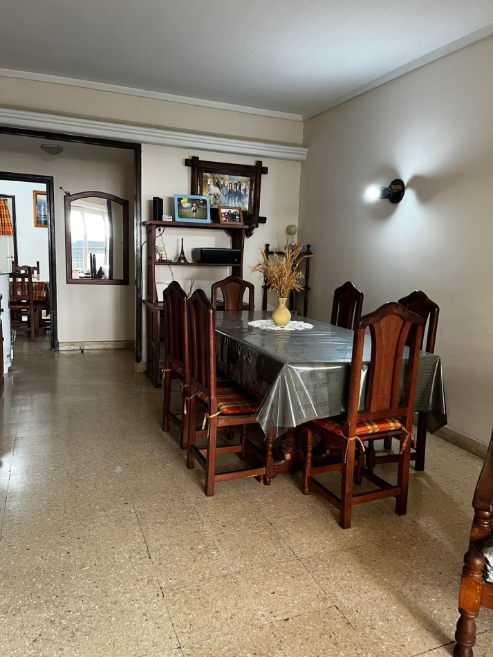 Departamento de 4 ambientes con balcon a la calle en zona privilegiada