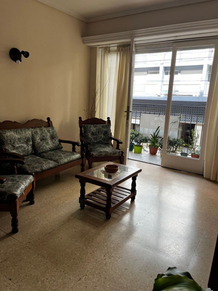 Departamento de 4 ambientes con balcon a la calle en zona privilegiada