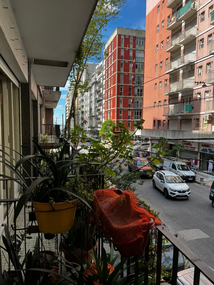 Departamento de 4 ambientes con balcon a la calle en zona privilegiada