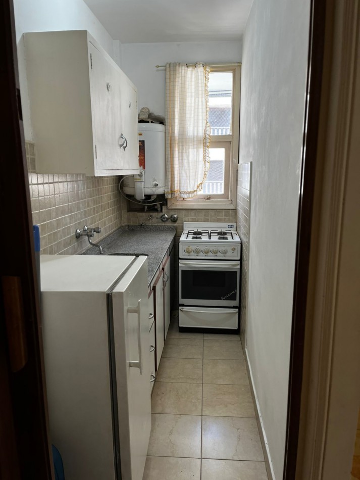 Departamento de un ambiente y medio con balcon zona terminal vieja