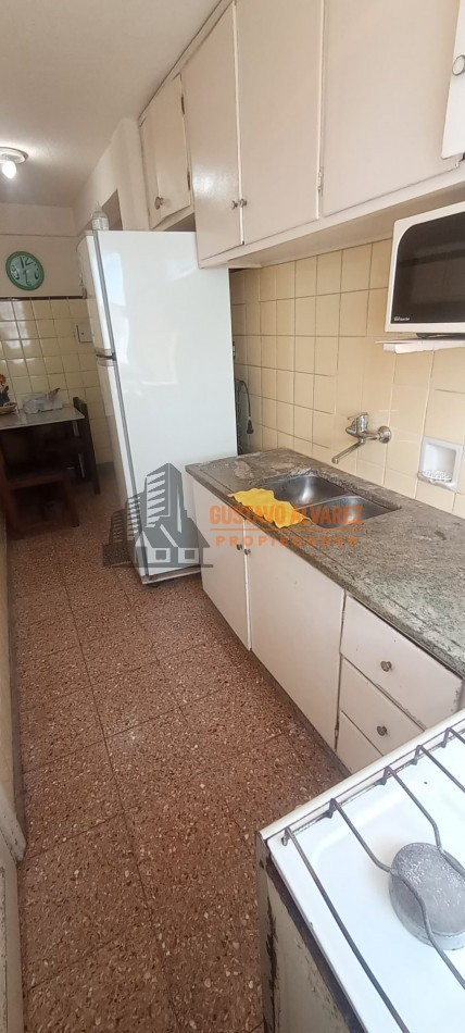 Departamento de dos ambientes con dependencia en el centro 