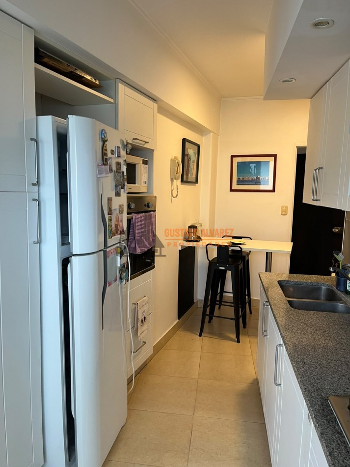 Hermoso departamento de tres ambientes reciclado con vista lateral al mar