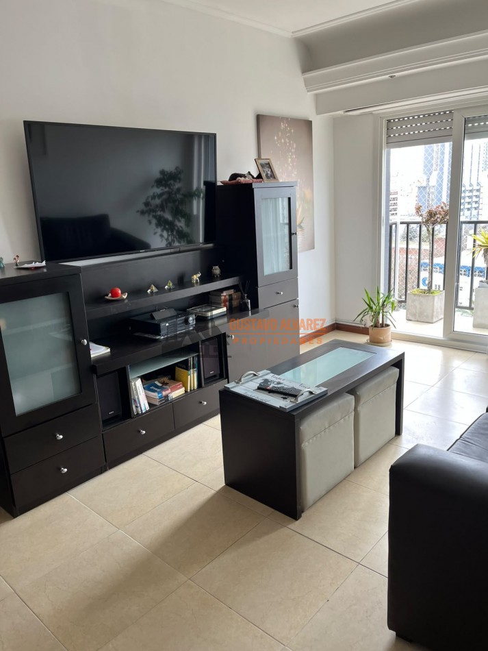 Hermoso departamento de tres ambientes reciclado con vista lateral al mar