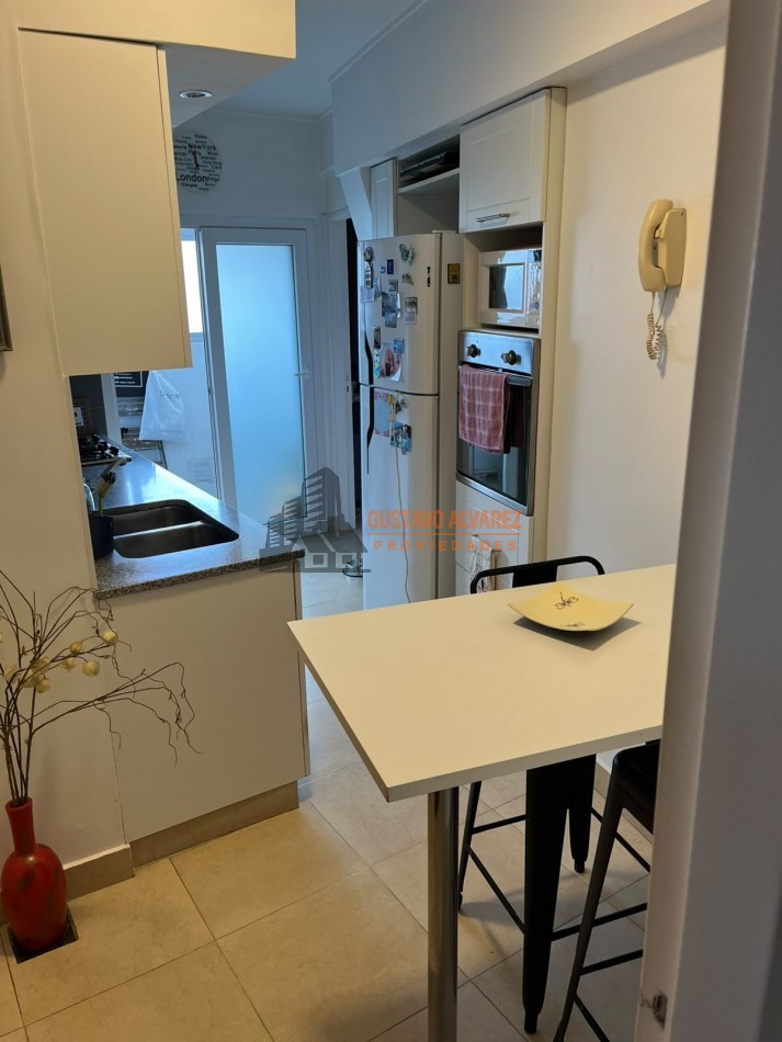 Hermoso departamento de tres ambientes reciclado con vista lateral al mar