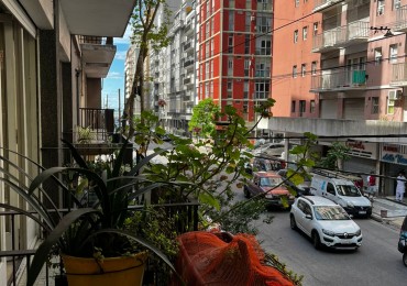 Departamento de 4 ambientes con balcon a la calle en zona privilegiada